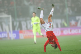 Frederico Duarte w trakcie efektownego salta po zdobyciu gola na 2-0