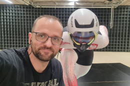 Dr inż. arch. Łukasz Flaga podczas badań w tunelu aerodynamicznym Laboratorium Aerodynamiki Środowiskowej Politechniki Krakowskiej