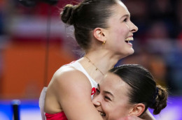 Uradowane medalistki biegu na 60 m ppł: Pia Skrzyszowska i Holenderka Nadine Visser