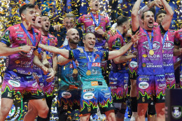 Sir Sicoma Monini Perugia - mistrzowie Ligi Mistrzów, w środku MVP Massimo Colaci