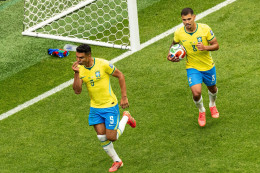 Gola na 1-1 dla Brazylii strzelił Casemiro (5), z prawej Bruno Guimaraes (8)