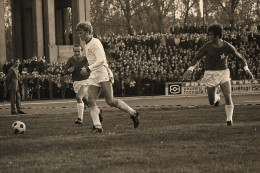 Ligowy mecz z Górnikiem Zabrze zgromadził ponad 35 tysięcy widzów na trybunach. Od lewej: Hubert Skupnik, Jerzy Gorgoń i Ireneusz Adamus.
