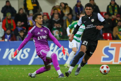 Młodzieżowy reprezentant Polski, niespełna 18-letni Adam Basse z Puszczy kontra Alex Paulsen, który jest bramkarzem Lechii i reprezentacji Nowej Zelandii