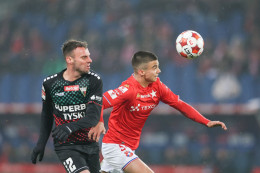 Maciej Kuziemka (z prawej) zdobył dwa gole dla Wisły. Z lewej Luis Silva.