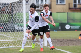 Trzeciego gola dla Puszczy strzelił Kosei Iwao (z lewej), obok Wojciech Hajda (70)