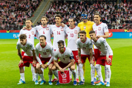 Reprezentacja Polski przed meczem z Albanią. W g&oacute;rnym rzędzie od lewej: Cash, Kędziora, Kiwior, Kamiński, Grabara, Bednarek. W dolnym rzędzie od lewej: R&oacute;zga, Zieliński, Lewandowski, Sk&oacute;raś, Szymański.