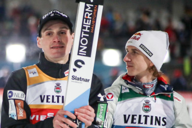 Domen Prevc (z lewej) wygrał Turniej Czterech Skoczni, a Daniel Tschofenig był najlepszy w ostatnim konkursie w Bischofshofen
