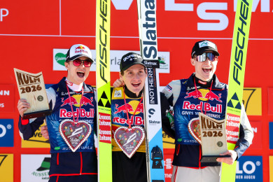 Najlepsza tr&oacute;jka w Kulm. Od lewej Stephan Embacher (3), Domen Prevc (1) i Jonas Schuster (3).