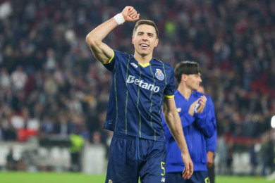 Jan Bednarek zagrał cały mecz w Stuttgarcie