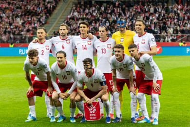 Reprezentacja Polski przed meczem z Albanią. W g&oacute;rnym rzędzie od lewej: Cash, Kędziora, Kiwior, Kamiński, Grabara, Bednarek. W dolnym rzędzie od lewej: R&oacute;zga, Zieliński, Lewandowski, Sk&oacute;raś, Szymański.