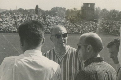 Pogawędka na stadionie Wisły dw&oacute;ch dziennikarzy &bdquo;Tempa&rdquo;: Jana Rottera (w pasiastej koszulce) i Aleksandra Cichowicza.