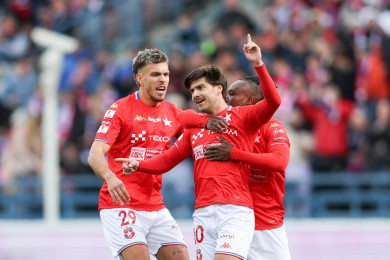 Frederico Duarte (10) zdobył pięknego gola z 30 metr&oacute;w. Obok Darijo Grujcic (29) i James Igbekeme.