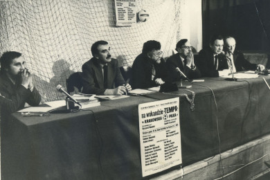 Rok 1985, krakowska piłka na wokandzie &bdquo;Tempa&rdquo;, drugi z lewej redaktor naczelny Ryszard Niemiec