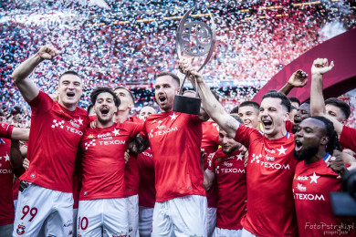 Wiślacy z pucharem PZPN za awans do ekstraklasy