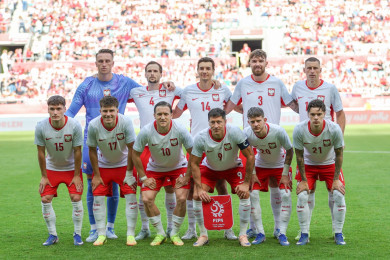 Reprezentacja Polski przed meczem z Ukrainą. W g&oacute;rnym rzędzie od lewej: Bułka, Kędziora, Kiwior, Wiśniewski, Piotrowski. W dolnym rzędzie od lewej: Pyrka, Pietuszewski, Zieliński, Lewandowski, Szymański, Zalewski.