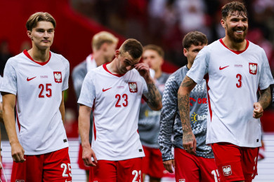 Gole dla Biało-Czerwonych strzelali obrońcy: Kacper Potulski (z lewej) i Przemysław Wiśniewski (z prawej). W środku Kacper Kozłowski.
