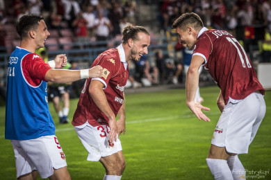 2-0 dla Wisły. Z prawej strzelec gola Jordi Sanchez, w środku asystent Raoul Giger, a z lewej Angel Rodado, kt&oacute;ry wejdzie niebawem na boisko
