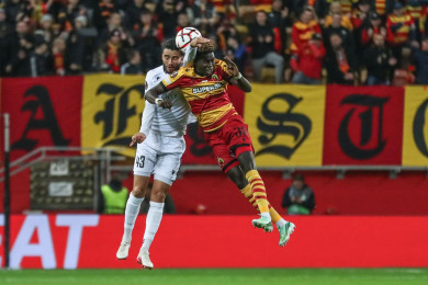 Gola na 3-1 zdobył Ousmane Sow, z lewej Bruno Wilson (43)