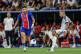 Gruzin Khvicha Kvaratskhelia strzelił gola na 1-0 dla PSG, z prawej Matty Cash